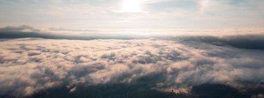 Nebel in den Bergen bei Sonnenaufgang. Morgennebel in den Bergen foto