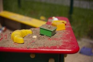 Sandformen auf dem Spielplatz. Gegenstände für Kinder zum Spielen. Einzelheiten zum Kinderbereich im Hof. Quadratische Form für Sandskulpturen. foto