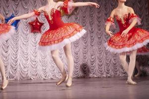 Ballerinas auf der Bühne. Tänzer treten im Ballett auf. foto