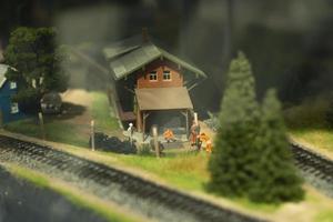 Miniaturhäuser. Modell einer ländlichen Siedlung. Spielzeugstadt. Gebäude aus Kunststoff. foto