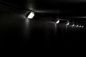 Beleuchtung im Tunnel. Fußgängerüberweg mit Lampen. LED-Licht in einem langen Tunnel unter der Strecke. foto