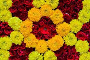 dekorative Rosen- und Ringelblumen-Rangoli für den Hintergrund des Diwali-Festivals. foto