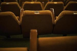 Sitze im Kino sind braun. Sitzplätze im Saal. Sitzplätze für Zuschauer. foto