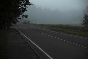 Die Straße liegt im Nebel. Autobahn ohne Autos. foto