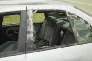 zerbrochenes Autoglas. zerbrochenes Fenster im Transport. foto
