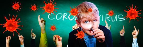 kleiner Junge mit Schutzmaske gegen Corona-Virus in der Schule. foto