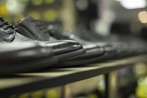 Schwarze Schuhe im Laden. Schuhe sind in einer Reihe. lackierte Schuhe zu verkaufen. foto
