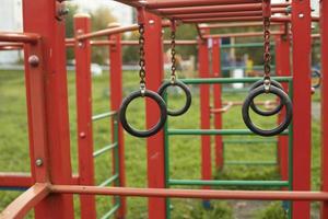 Ringe auf dem Spielplatz. Details des Bereichs für das Straßentraining. foto