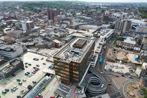 Stadtzentrum von Luton und lokale Gebäude, Drohnenansicht des hohen Winkels von Stadtzentrum und Bahnhof von Luton. luton england großbritannien foto