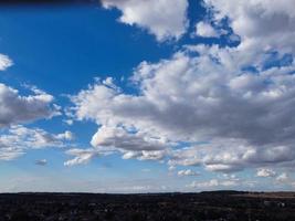 schöner sonnenschein über england und durch die wolken, flugzeugsicht foto