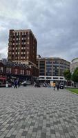 Stadtzentrum von Luton und lokale Gebäude, Drohnenansicht des hohen Winkels von Stadtzentrum und Bahnhof von Luton. luton england großbritannien foto