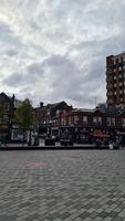 Stadtzentrum von Luton und lokale Gebäude, Drohnenansicht des hohen Winkels von Stadtzentrum und Bahnhof von Luton. luton england großbritannien foto