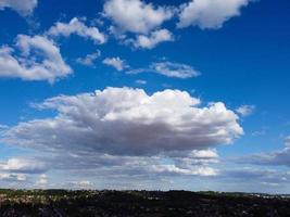 schöner sonnenschein über england und durch die wolken, flugzeugsicht foto