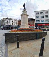 Stadtzentrum von Luton und lokale Gebäude, Drohnenansicht des hohen Winkels von Stadtzentrum und Bahnhof von Luton. luton england großbritannien foto