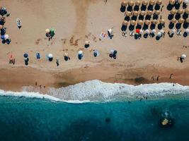 Strand mit Liegestühlen an der Küste des Ozeans foto