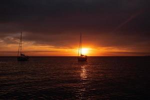 Luftbild von der Drohne auf dem Schiffsverkehr im Meer, Sonnenuntergang foto