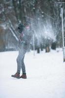 Mann und Frau werfen Schneebälle foto