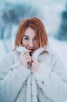 Portrait weibliches Modell draußen im ersten Schnee foto