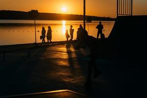 Menschen ruhen sich auf einem Sportplatz am Flussufer aus foto