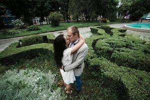 europäisches junges paar, das sich auf dem hintergrund eines schönen gebäudes umarmt foto
