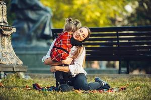 mutter und kleine tochter spielen in einem park foto