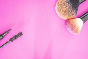Flatlay von Make-up- und Beauty-Produkten auf rosafarbenem Hintergrund. foto