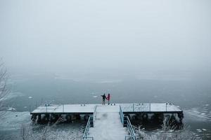 schönes junges Paar, das auf einem Pier steht foto