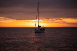 Luftbild von der Drohne auf dem Schiffsverkehr im Meer, Sonnenuntergang foto