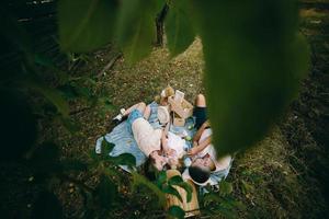 glückliche Familie auf dem Rasen im Park foto