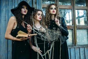drei Vintage-Frauen als Hexen foto