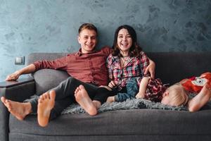 glückliche Familie auf der Couch foto