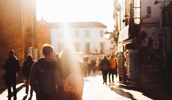 junges Paar, das durch die Straßen der Stadt geht foto