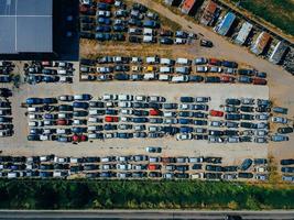 Luftaufnahme der großen Autodeponie foto