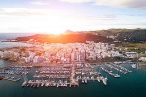 Landschaft mit Booten in der Marina Bay, Meer, Gebäuden in der Stadt. foto