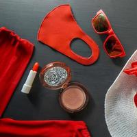 Set aus roten und weißen Modeaccessoires auf schwarzem Hintergrund foto