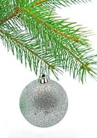 silberne Weihnachtskugel am Weihnachtsbaum foto