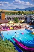 aquapark mit bunten wasserrutschen farbschläuche und rohre im wasserpark tatralandia in der slowakei foto