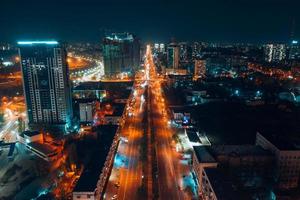 Panoramablick auf die Großstadt bei Nacht foto