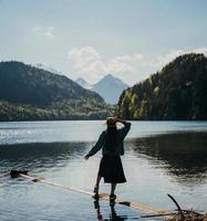 das mädchen im kleid und hut des sees in den bergen foto