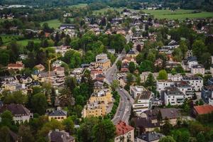 Luftperspektive auf touristische Stadt im Tal foto