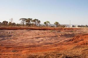 brasilia, brasilien 25. august 2022 blick auf das land, die bürste, die bäume und die vegetation, die im burle marx park im nordwesten von brasilia, bekannt als noroeste, ausgeräumt wurden foto