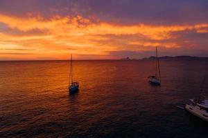 luftbild von drohne auf booten, die im meer verschiffen, sonnenuntergang foto