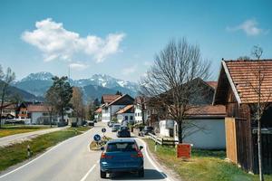 autofahren auf der autobahn mit bergen foto