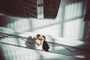 Hochzeitspaar in einem futuristischen Gebäude foto