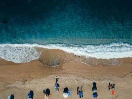 Strand mit Liegestühlen an der Küste des Ozeans foto