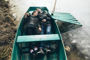 Mann und Frau liegen im Boot foto