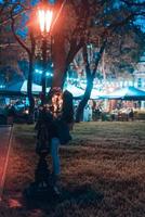 familie verbringt zeit im abendpark foto