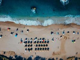 Strand mit Liegestühlen an der Küste des Ozeans foto