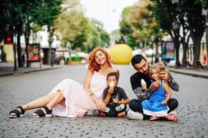 schöne junge Familie mit Eis foto