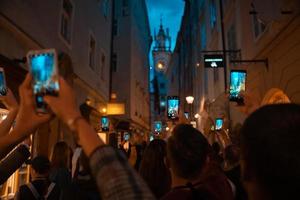 Die Menge beobachtet interessiert die Aufführung auf der Straße foto